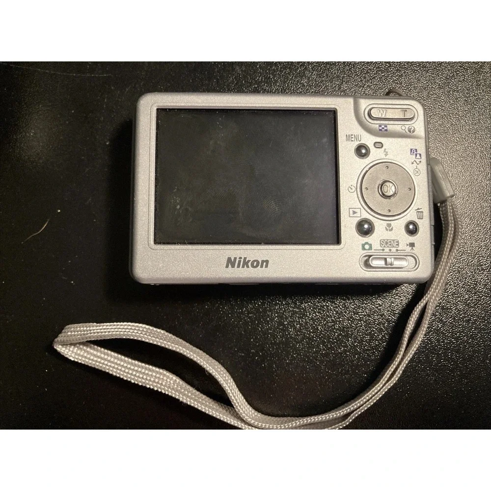 Nikon Coolpix S1 Compact Digital Camera 5.1MP 3x Zoom Charger &‎ Battery